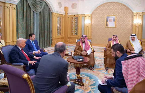 ABŞ və Suriya liderləri bir arada -Tarixi görüş (FOTOLAR)